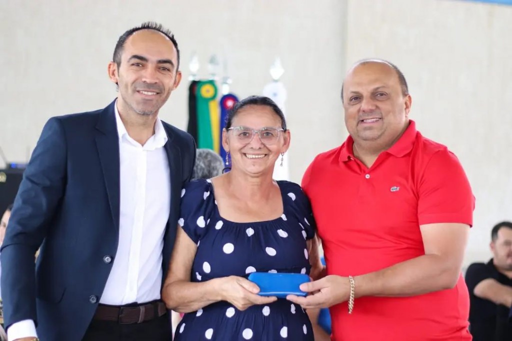 PARTICIPAÇÃO NA ENTREGA DE MAIS UMA REMESSA DE ÓCULOS DE GRAUS PELO MUNICÍPIO