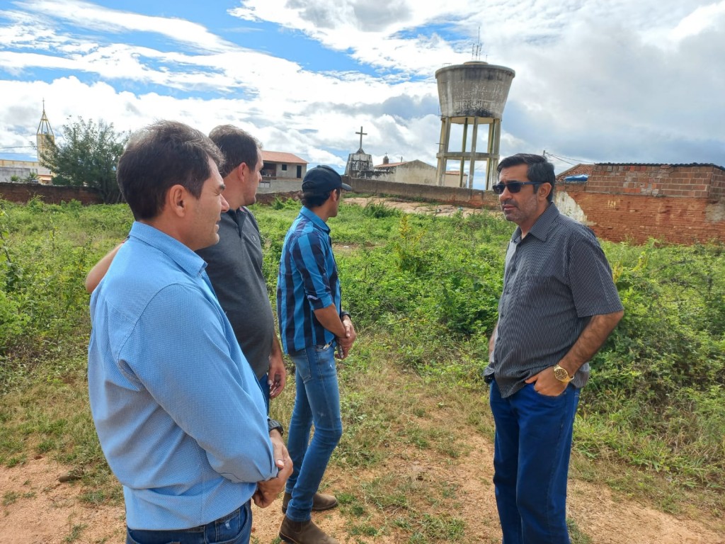 COMISSÃO DE VEREADORES REALIZA VISITA AO TERRENO